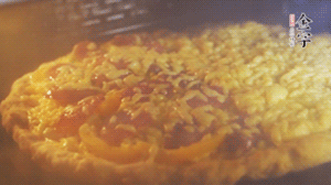 準(zhǔn)備好披薩餅皮，烤盤(pán)刷油后入烤箱預(yù)熱10分鐘，放上面餅后180度烤10分鐘。（現(xiàn)成買(mǎi)的披薩皮，就忽略此步驟）