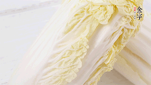 娃娃菜洗凈，對半切。