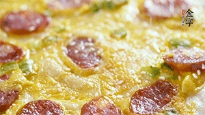 撒上一些芝麻，準備一些番茄醬，一份早餐就做好了。