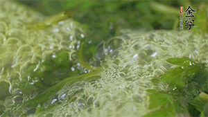 艾草葉放入煮沸的水中，加點(diǎn)食用堿，待變成深綠色時(shí)撈出，放入冰水中，瀝干備用。