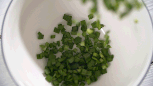韭菜洗凈，切粒。
