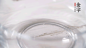 雞蛋加鹽、黃酒均勻打散，下鍋炒散。