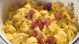 將香腸、韭菜、雞蛋攪拌均勻，可適當加玉米油、十三香、味精調味。