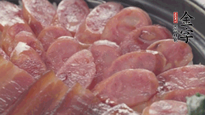 沿著米飯邊淋一圈玉米油，擺上小青菜，淋上醬油和湯調(diào)成的醬汁，撒上辣椒粒、香蔥末即可。