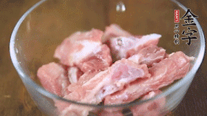 切成小段的排骨洗凈后，加姜片焯水3分鐘。