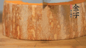 南瓜去皮洗凈后，切成規(guī)則的長方形。