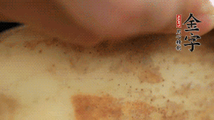 金字香腸切片，藕去皮切薄片備用。