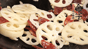 依次下香腸片、藕片翻炒均勻，加適量清水燜熟。