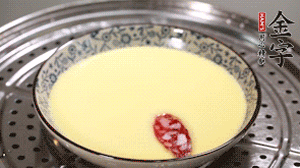 將香腸片均勻鋪上，繼續蒸6分鐘。