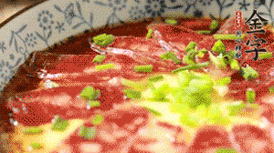 出鍋前淋上少許生抽、香油調味，撒上蔥花就可以了。