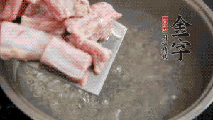 剁成塊狀的排骨洗凈，放入沸騰的鍋中，加姜片汆燙，2分鐘后撈出備用。