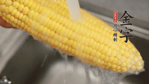 蓮藕切塊、玉米切段、荸薺削皮。