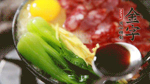 小火繼續(xù)燜，聞到米飯焦香關(guān)火繼續(xù)燜2分鐘。（微微的火力讓米飯和香腸融為一體，滋味互相滲透，又不至于讓米飯成熟太快而導(dǎo)致煳底。）