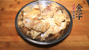 筍干冷水泡發至軟，切成小段，生姜切成片備用。