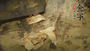 加適量溫水淹沒食材，大火燉至水沸后再小火慢燉1小時，出鍋前10分鐘加枸杞。（焯過水后的豬蹄不應再用涼水，用溫水燉煮更容易軟爛。也可以用高壓鍋或者有煲湯功能的電飯煲，省時又便于入味。）