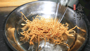 蟲草花用涼水浸泡10分鐘，干香菇溫水泡發(fā)至軟去蒂備用。蓮子、紅棗也可一同清洗干凈。