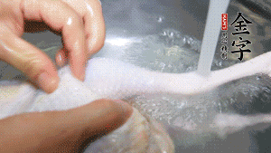 土雞處理干凈。（如果買不到土雞，一般的雞也是可以的，不過需要汆水。溫水下鍋汆燙7分鐘左右，汆燙時需要適時翻動。汆燙雞肉是為了去掉生腥味，也是一次徹底清潔的過程，可以使燉出的湯清爽而不渾濁，鮮香而無異味）