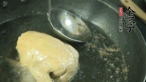 鴿子去毛和內(nèi)臟，處理干凈。大火燒開鍋中的水，放入鴿子汆燙3分鐘，撇清血沫，撈出備用。（為了保證湯色純正，肉類在煲制前要先去除殘留的血水，煲湯時(shí)一定要冷水下鍋，這樣肉里的蛋白質(zhì)才可以充分地溶解到湯里，湯的味道才會(huì)鮮美。）