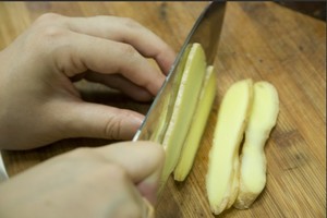 火腿切片，生姜切片。