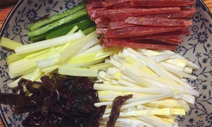 黑木耳泡發(fā)，黑木耳、韭黃、雷筍、青椒切成絲。