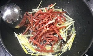 火腿絲、筍絲、黑木耳絲汆水后，瀝干。
