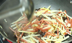 起油鍋，蒜茸煸香，倒入所有食材，加料酒翻炒至熟即可。