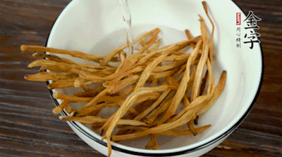 黃花菜、香菇提前泡發(fā)。黃花菜去掉硬頭，香菇切片。