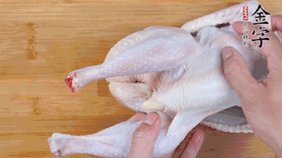 菌菇分別冷水泡發(fā)。雞處理干凈后剁成小塊，放水中浸泡半小時去血水。