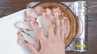 加料酒、蔥姜焯水2分鐘，清洗備用。