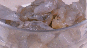 蝦去殼去蝦線，加姜絲、鹽腌制15分鐘，微煎1分鐘備用。