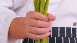 蘆筍刨去老筋，斜切小段。