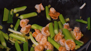 加入煎好的蝦仁，XO醬，以適量鹽、糖進行調味翻炒。