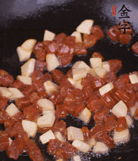 鍋中熱油，下香腸丁、茭白丁大火炒出香味。倒入米飯拍散，炒2～3分鐘。