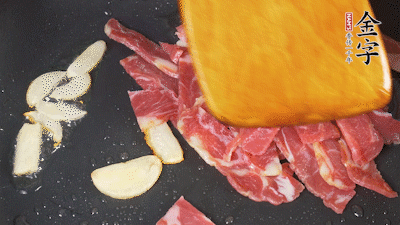 意面按照包裝時間煮熟過涼水，金字淡火腿切成小片。