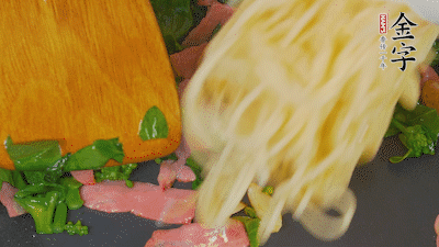 鍋中倒油燒熱，蒜片煸香，淡火腿略翻炒。