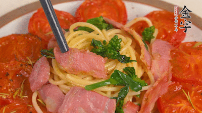 加菜花翻炒1分鐘后加意面，翻炒1分鐘后用少許鹽、黑胡椒調(diào)味即可。