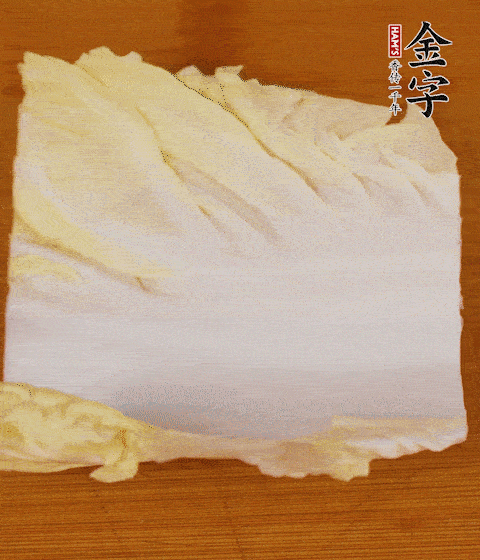 一片白菜一片淡火腿交替疊起，疊個(gè)兩三層放進(jìn)鍋內(nèi)，直到塞滿鍋。