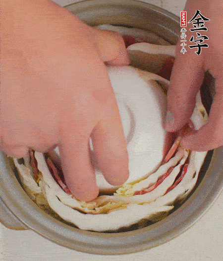 寬度剛好是鍋的高度。扣一個(gè)小碗更有助于幫助造型。