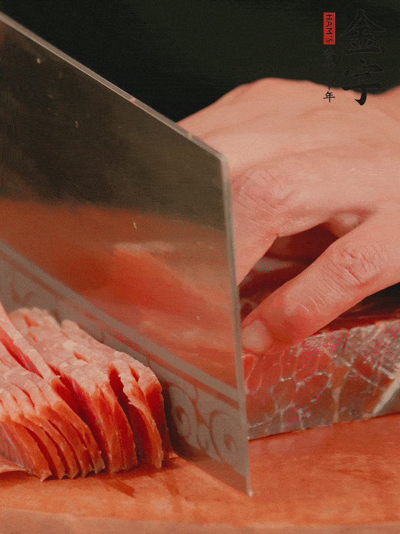 新鮮雞腿用刀在表面劃幾刀。金字火腿切薄片備用。