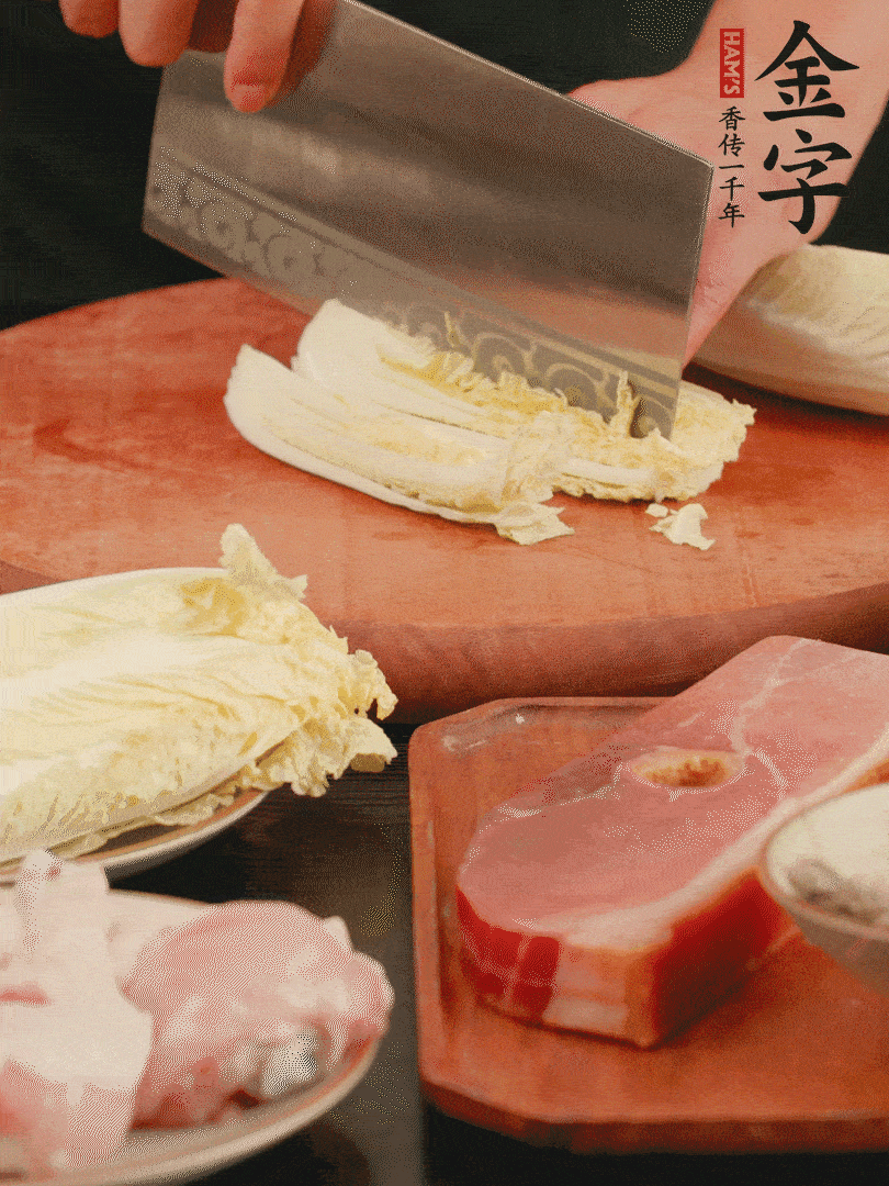 白菜去掉頭尾，對半豎切，再均勻切4刀。