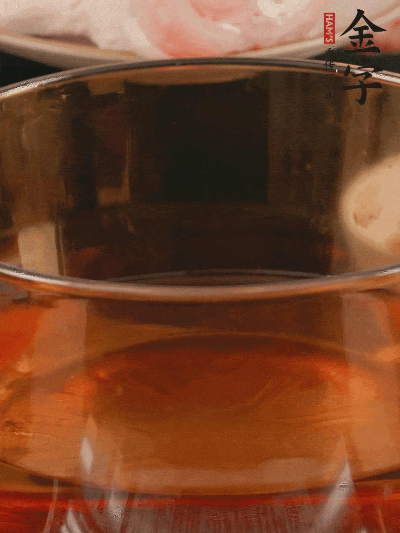 雞腿冷水入鍋，加姜片料酒焯水，撈出溫水洗凈。