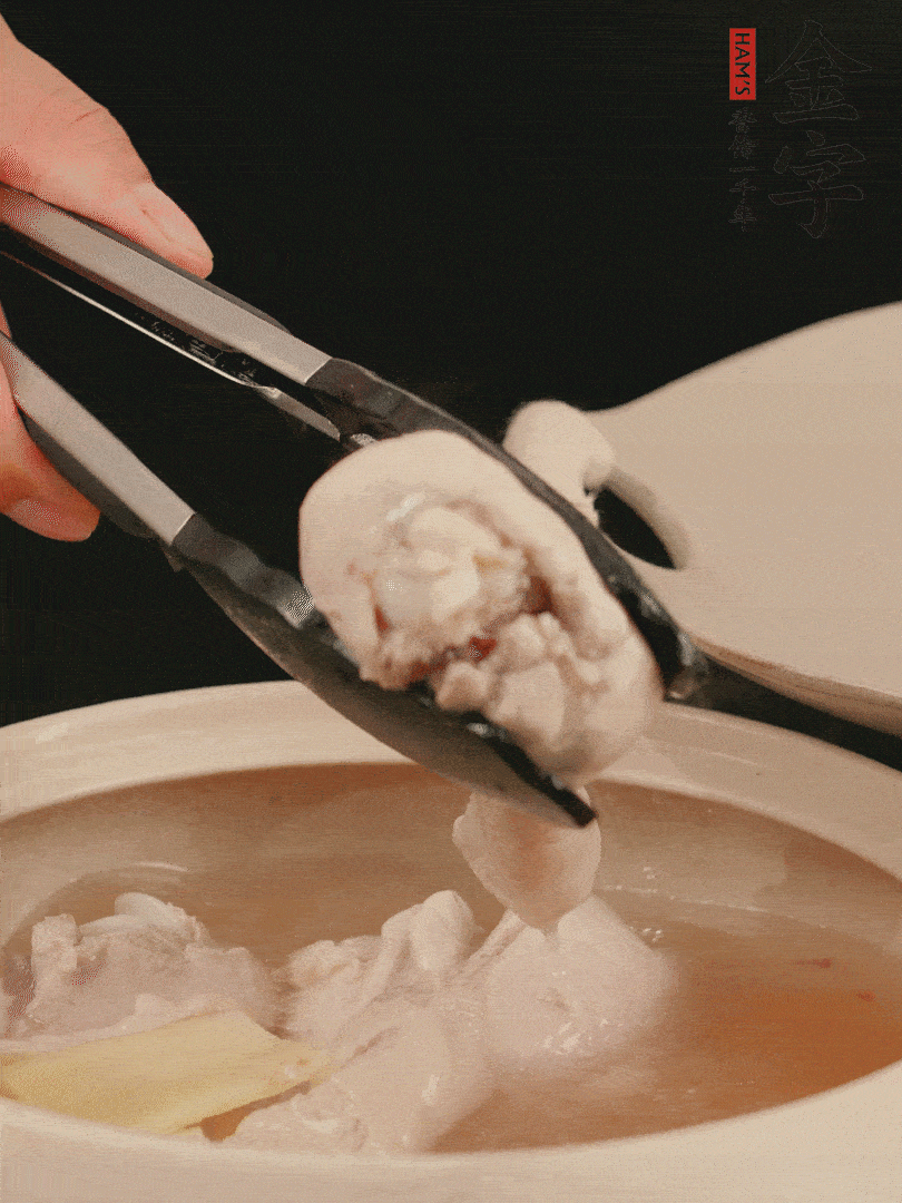 雞腿放入砂鍋，加姜片、料酒、清水，中火燉煮20分鐘撈出。