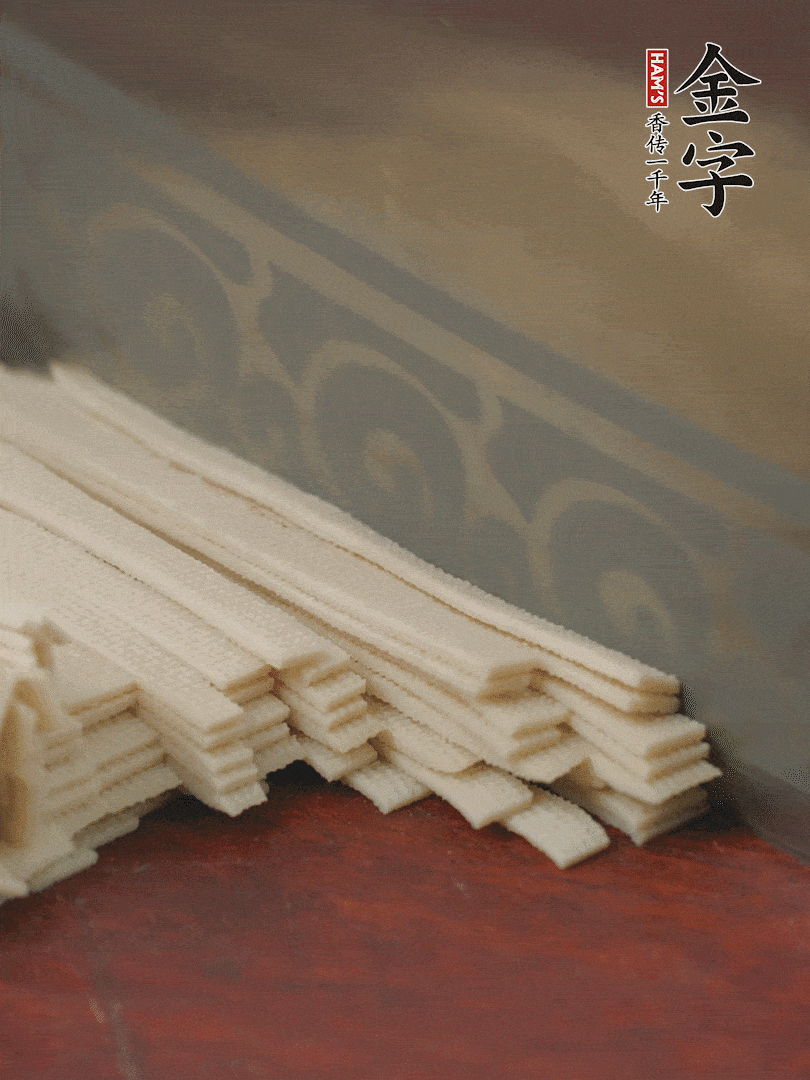 燉火腿期間，千張切細絲，白蘿卜去皮切細絲，蒜葉切細丁。