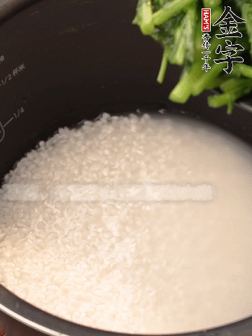 茼蒿、香腸放入浸泡好的大米，水沒過大米半指煮熟。