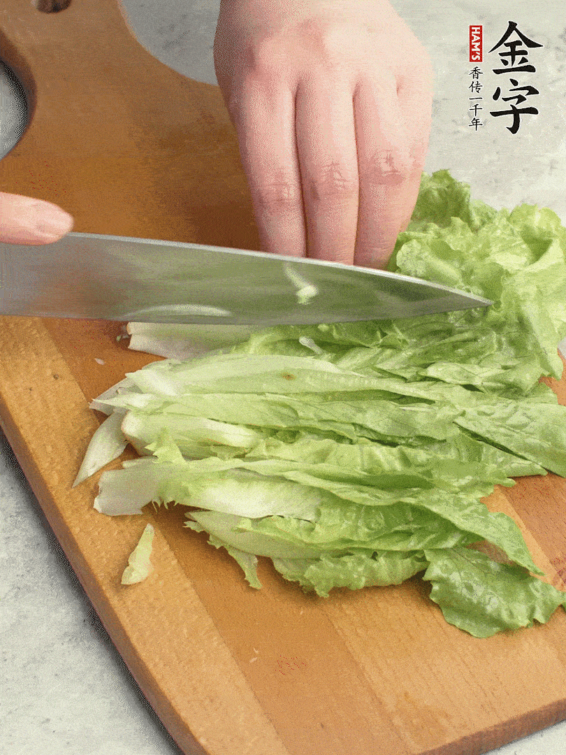 胡蘿卜、生菜、黃瓜切絲。