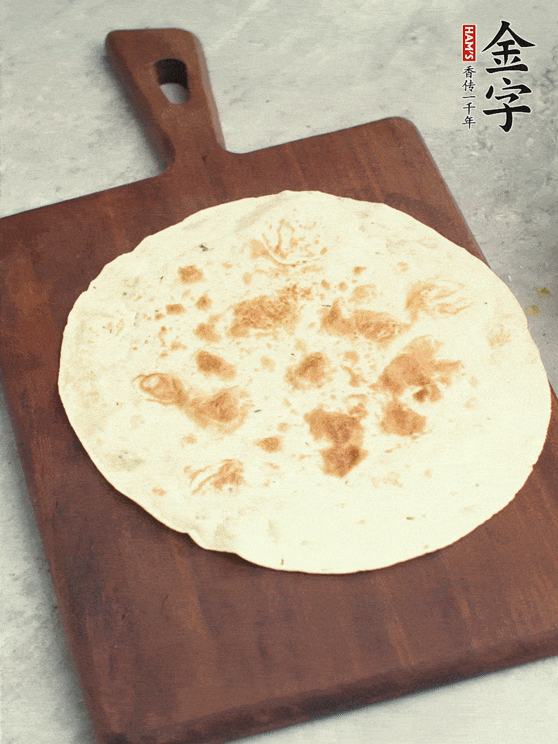 食材依次鋪在卷餅皮上，卷起來。