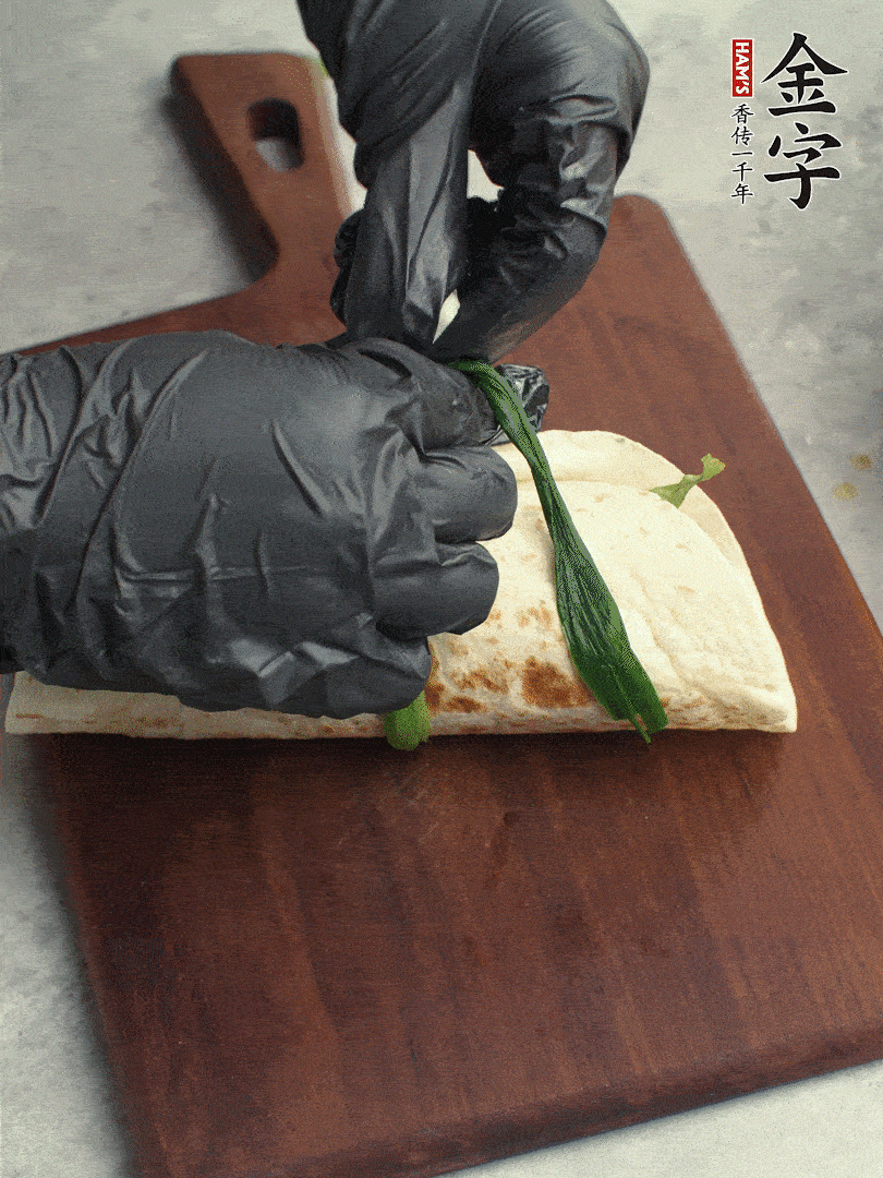 用焯過水的小蔥打結。