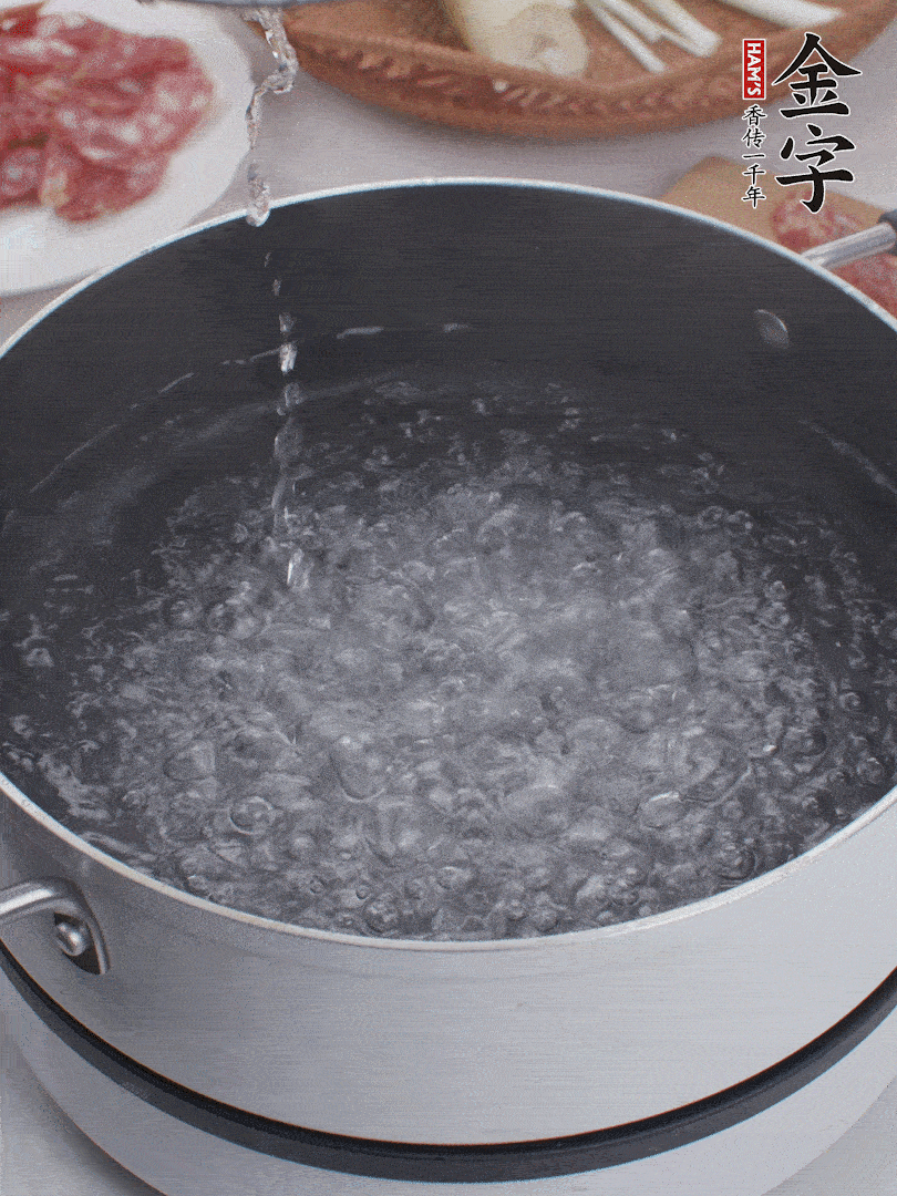 春筍去殼切片，焯水3分鐘。