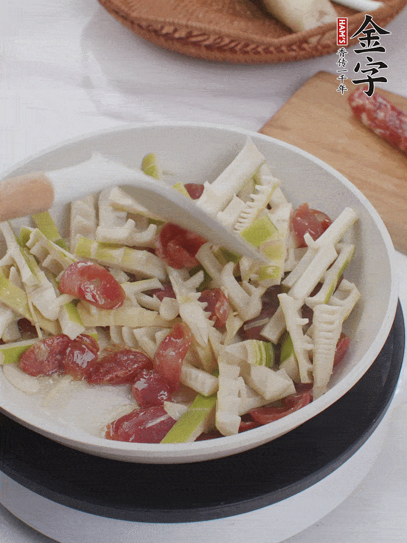 下春筍翻炒均勻，一小撮鹽調味。