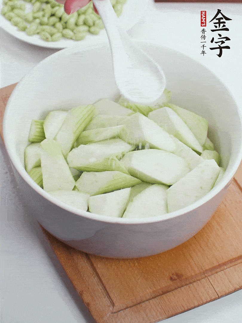 水中加1勺鹽浸泡，防止變黑。